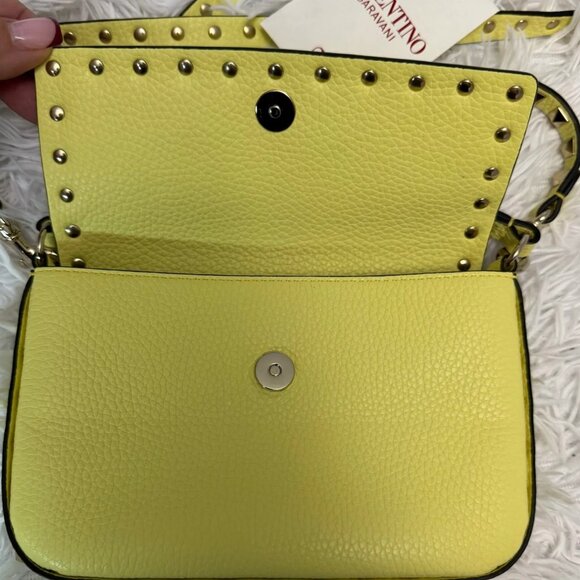 Valentino Garavani Rockstud pouch in grainy calfskin leather yellow - Picture 9 of 11